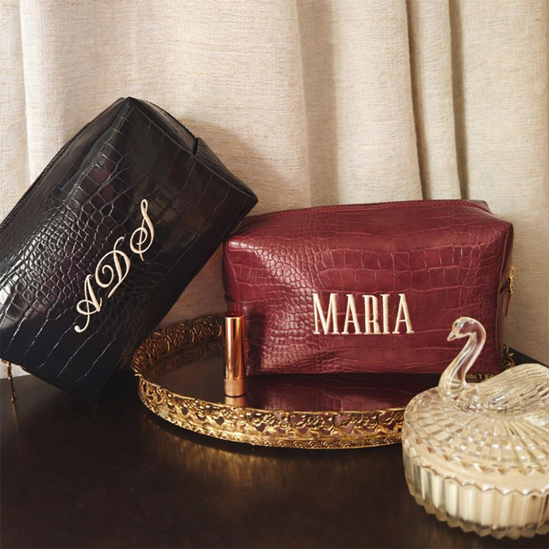 Luxury Bags Vegan - 刺繍入りクロコダイル風メイクアップバッグ、名入れ対応ビーガンコスメポーチ、高級トラベルアクセサリー、彼女へのギフト、ブライズメイドプレゼントのアイデア