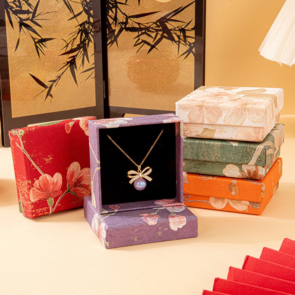 小さな正方形の花柄エンボス加工ジュエリー包装ケース、高級段ボ - Luxury Bags List のレビューと価格