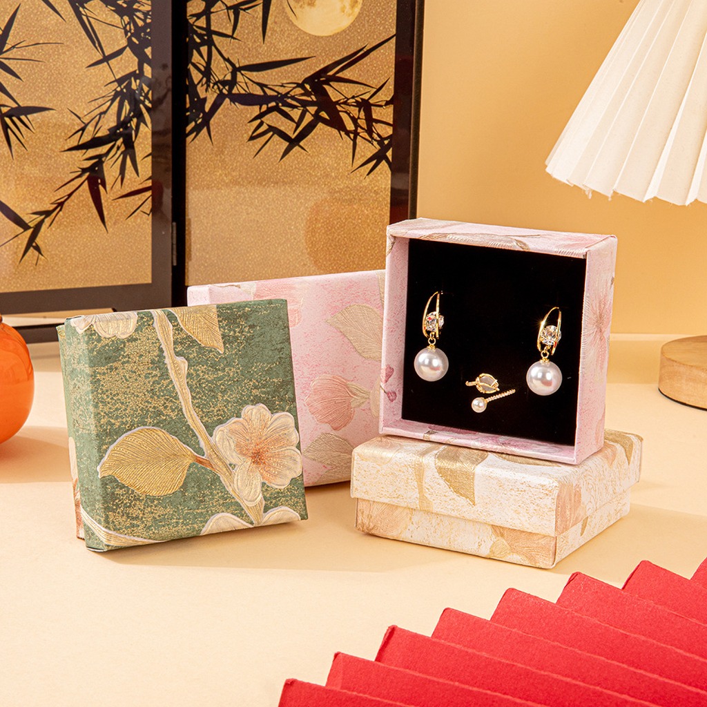 小さな正方形の花柄エンボス加工ジュエリー包装ケース、高級段ボ - Luxury Bags List のレビューと価格