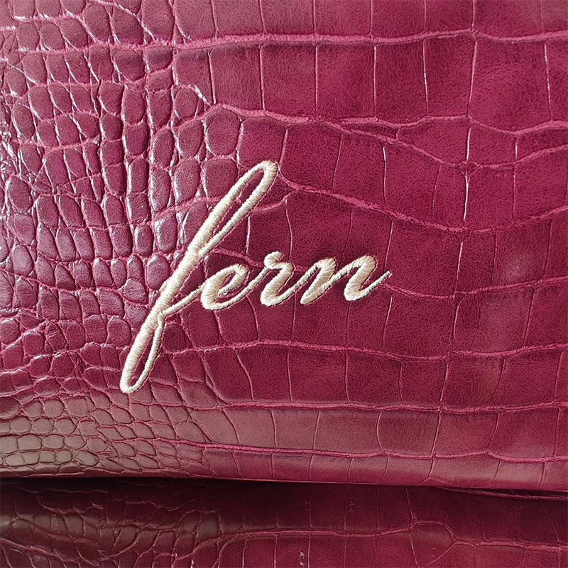 刺繍入りクロコダイル風メイクアップバッグ、名入れ対応ビーガン - Luxury Bags Vegan のレビューと価格